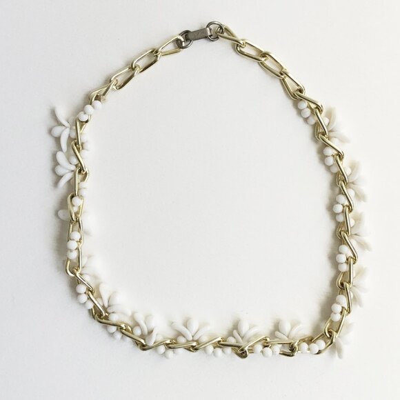Vintage Gold Tone White Floral Flower Petal Twisted Link Choker Necklace - Picture 2 of 2